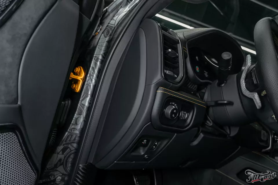 Что мы сделали с RAM TRX Hennessey Mammoth 1000?! Часть 5: процесс пошива, готовый салон и ремни безопасности